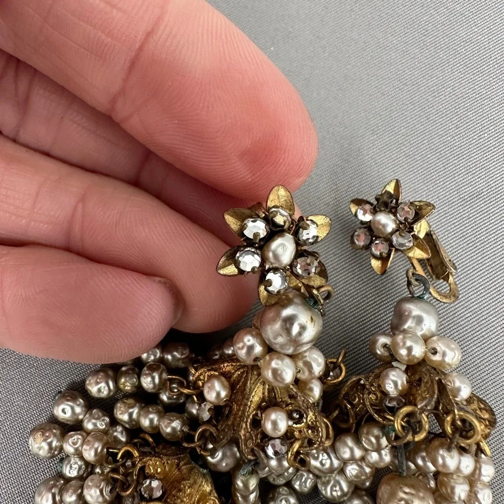 Vintage 80s Faux Pearl Gold Tone Tiered Gatsby Chandelier Clip On Earrings - Picture 2 of 7